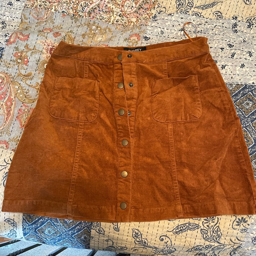 Corduroy style skirt with front pockets and buttons